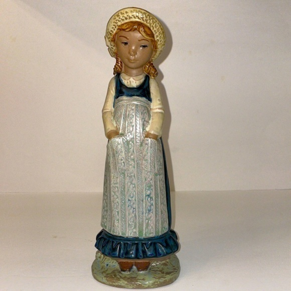 Vintage Nao Lladro Porcelain "Girl with her hands‎ in apron" 1982